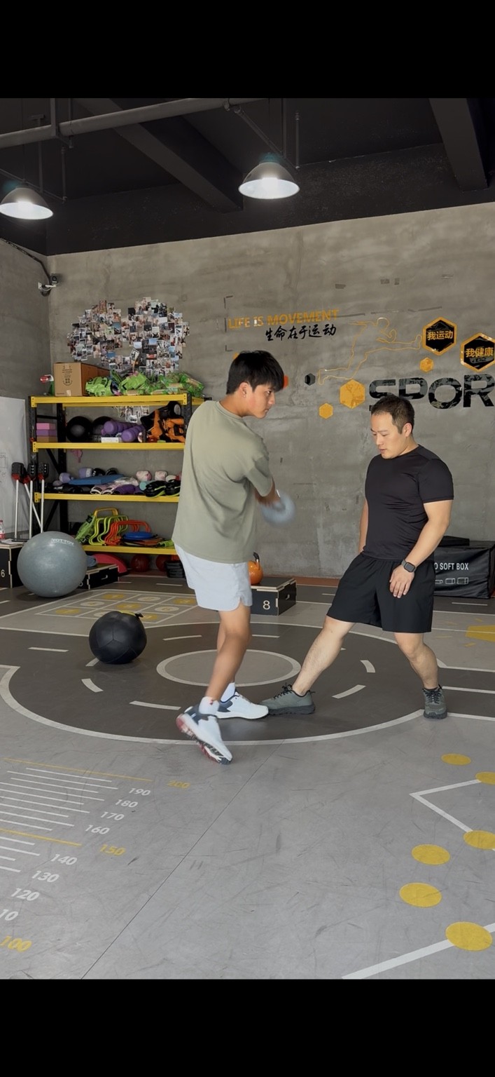 Tianqi working with strength and conditioning coach Zhuangzhuang